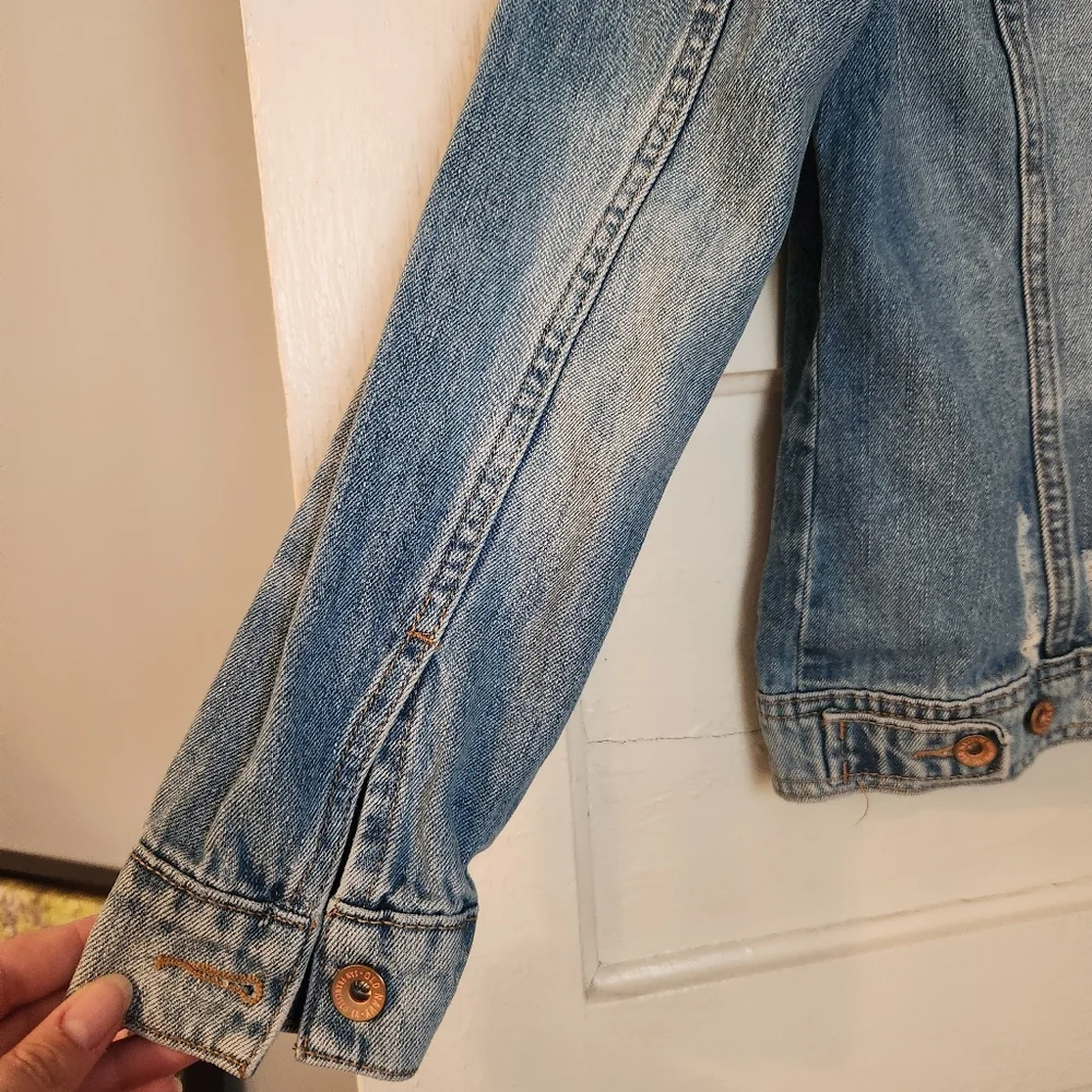 Old Navy Women’s Jean Jacket, Distressed Classic Denim, 100% Cotton EUC Sz Med - Picture 9 of 14